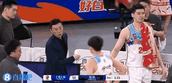 巴萨场边指挥情绪激动，尤文图斯队员怒摔水瓶的简单介绍