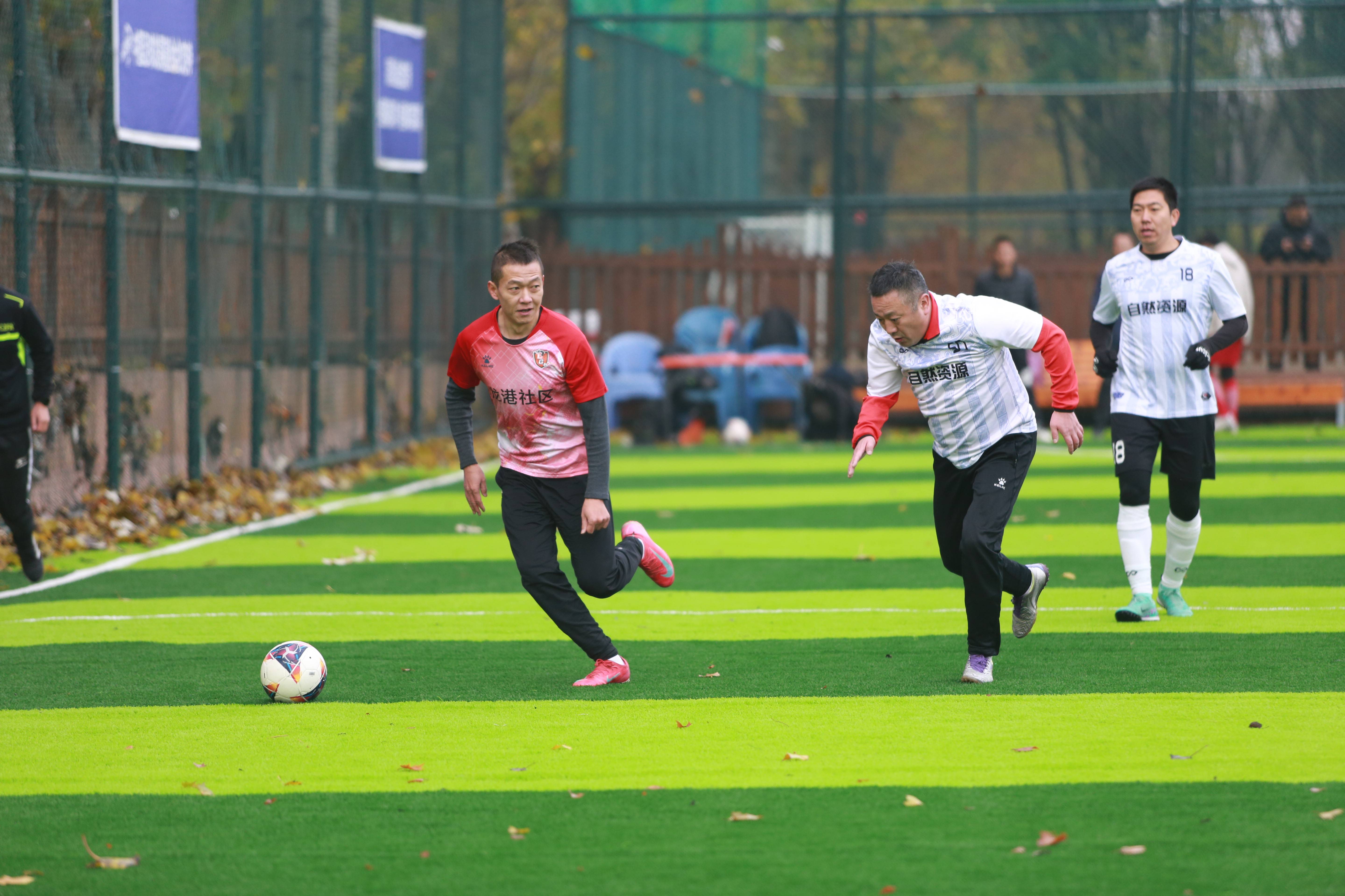 足球赛场上,球员奔跑,抢断,相互配合